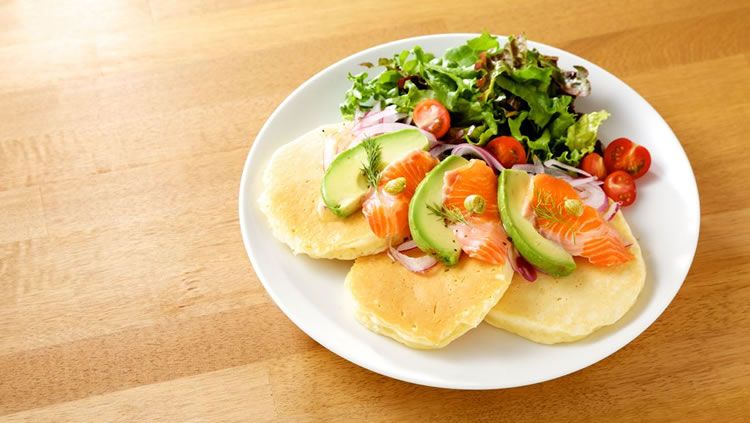 【Lunch time】Salmon and Avocado Pancakes