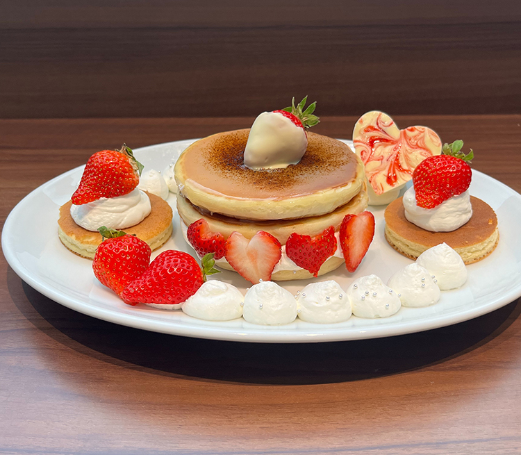 Fondant-style Pancakes with Strawberries and Whipped Cream